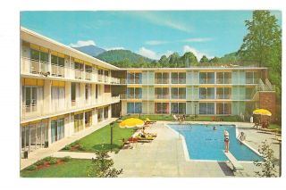 Vintage Postcard Holiday Inn Gatlinburg,  Tennessee Airport Road Curteichcolor