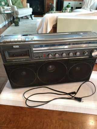 Vintage Magnavox D8443 Ghettoblaster Boombox.  Has Cosmetic Issues