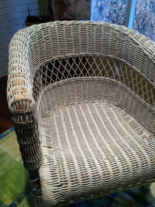STURDY Child ' s Vintage White Wicker Chair 2