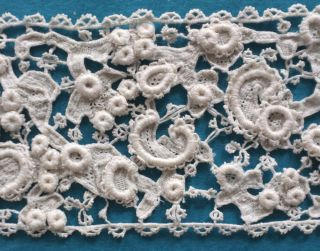 2 fragments fine 19th c antique hand made Venetian style needle lace border 3