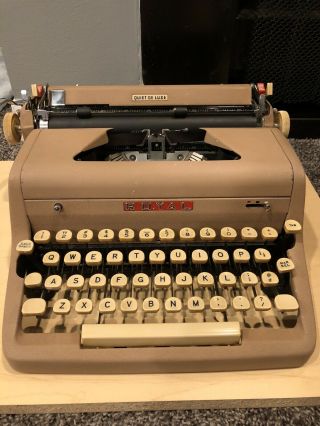 Vintage Portable Royal Quiet Deluxe Typewriter with Case 2