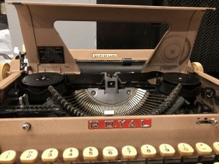 Vintage Portable Royal Quiet Deluxe Typewriter with Case 3