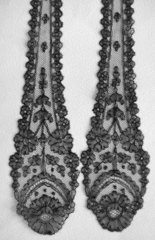 Antique 19th Century Fine Black Chantilly Lace Narrow Tie