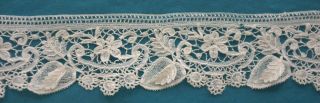 112 Cms Antique 19th Century Brussels Duchesse Lace Border - Raised Leaves
