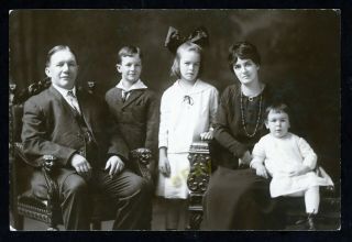 Vintage Photo - Imposing Portrait Of A Family Group - 1920/30 