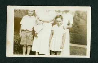 Unusual Vintage Photo Mistake Bad Crop Headless Women W/ Kids 404068