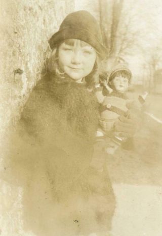 F387 Vtg Photo Little Girl Holding Her Doll,  Bangs Under Hat C Early 1900 