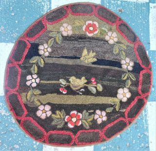 Very Good Round Hooked Rug With Birds & Flowers