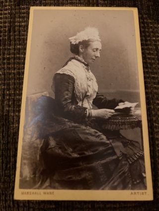 Victorian Cdv Photo Woman In Hat,  Bracelets,  Reading Book In Profile - Edinburgh