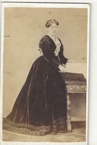 Victorian Cdv - London Lady In A Black Velvet Dress Carte De Visite