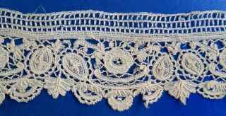 A 55 " (140cm) Length Of Victorian Brussels Duchesse Lace With Raised Work