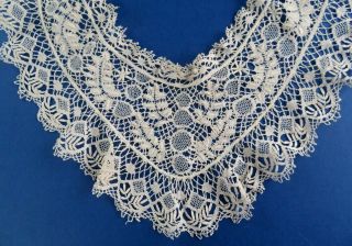 A Victorian Bedfordshire Lace Collar With Raised Tallies