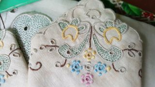 Vintage Art Deco Linen Embroidered Tablecloth plus napkins - Boxed 2