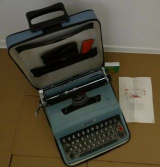 Olivetti Valentine Lettera 32 Vintage Antique Typewriter Interior With Case (in 3