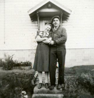 Q740 Vtg Photo Loving Couple In Spring On Front Walk C 1940 