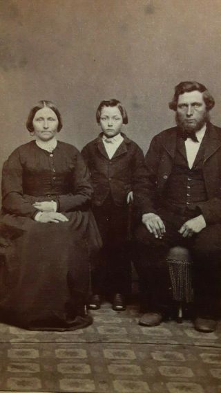 Civil War Era Cdv Lovely Family Of Three Brooch Beard