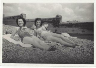Hythe Kent 1951 - Ladies On Beach,  Glamour Sexy Pose Vintage Photograph