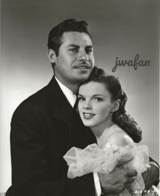 Judy Garland & John Hodiak In " The Harvey Girls " 2