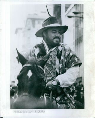 1981 Photo Musician Luciano Pavarotti Love York City Riding Horse Hobby 8x10