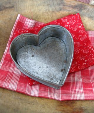 Early Antique Tin Heart Cake Pan W Rolled Edges Small Size 5 "