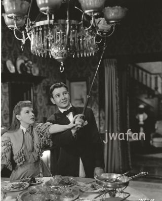 Judy Garland & Tom Drake Douse The Lights In " Meet Me In St.  Louis "