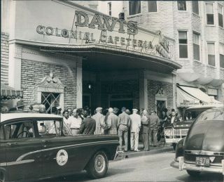 1959 Press Photo Crowd Outside Davis Colonial Cafeteria 1950s Miami Florida
