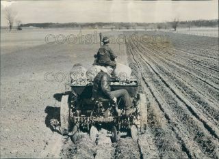 1947 Press Photo Potato Farmers Plowing With Tractor 1940s Jackson Co Missouri