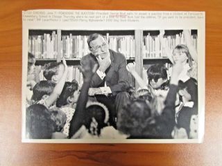 Vtg Ap Wire Press Photo George Bush,  Farnsworth Elementary,  Reads To Children