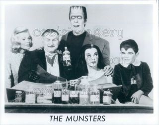 1988 Press Photo Primary Cast Of The Munsters 1960s Tv Gwynne De Carlo Lewis