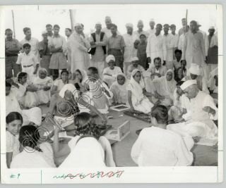 Mahatma Gandhi With P.  M.  Nehru " Spinning Party " India 1946 Press Photo