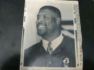 Vintage Wire Press Photo Reggie White Signs With Green Bay Packers 4/6/1993