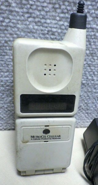 2 Vintage Brick Cell Phones Motorola Flip Blaupunkt With Charger LYL 3