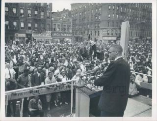 1963 Press Photo Civil Rights Leader Malcolm X Addresses Crowd In Harlem 1960s