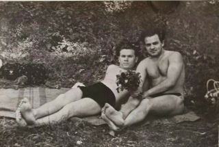 Vintage Photo Affectionate Handsome Guys Man Shirtless Trunks Feet Beach Gay Int