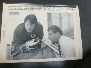 Vintage Wire Press Photo - Mike Milbury Coach Harry Sinden Boston Bruins 5/17/1990