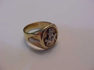 14K GOLD AND DIAMOND MASONIC MEN ' S RING 14.  1 GRAMS SIZE 11 Square & Compass 2