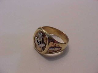 14K GOLD AND DIAMOND MASONIC MEN ' S RING 14.  1 GRAMS SIZE 11 Square & Compass 3