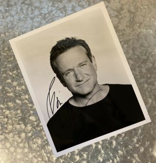 Robin Williams Autographed Black & White Glossy 8”x10” Photo
