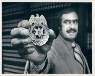 1977 Press Photo Robert Laroche Holds Us Marshal Badge California