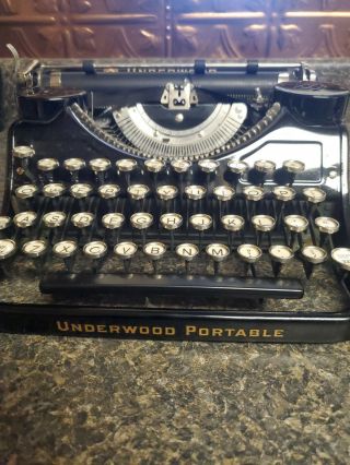 Vintage Underwood Portable Typewriter With Case.  SUS 2