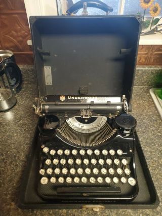 Vintage Underwood Portable Typewriter With Case.  SUS 3