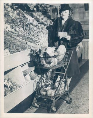 1944 Press Photo Tom Connally Wife Senator Dc Market Cart 6x8