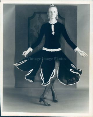 1971 Press Photo Model Costume Eloise Curtis Scallops Panty Hose Diamond 8x10