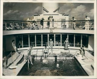 1958 Press Photo Swimming Pool Scene Cristoforo Colombo Italian Ship 1950s