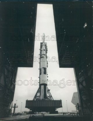1967 Press Photo View Of Apollo Saturn V Rocket & Launcher Through Doors