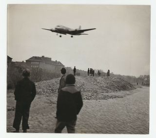 Post Wwii Press Photo 1949 Air Force Pilots C - 54 Landing At Tempelhof In Berlin