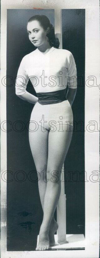1952 Press Photo Lovely Leggy Actress Betta St John 1950s