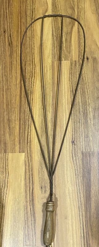11/31.  Vtg Antique Primitive Carpet Rug Beater Twisted Wire W/ Wood Handles 31”