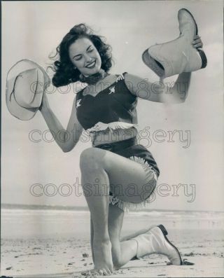 1958 Press Photo Lovely Leggy Woman Pours Sand Out Of Boot Sandy Shoes Fest