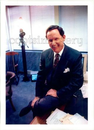 1995 Press Photo Tom Sullivan Of Kemper Securities In His Office Sacramento
